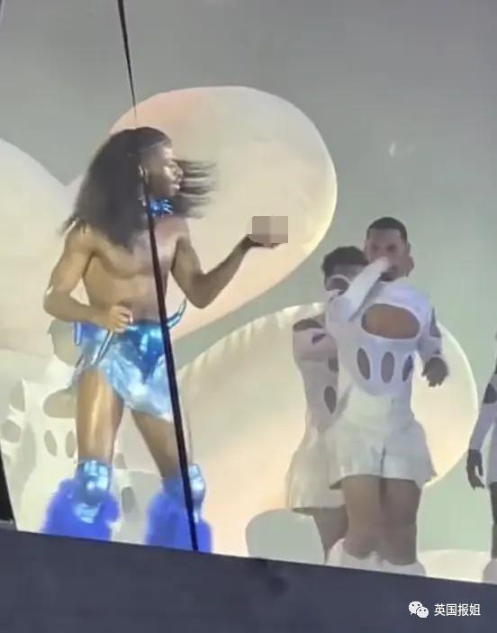 卡迪碧演出被观众泼饮料！她怒扔话筒反击，冲突画面火遍全网