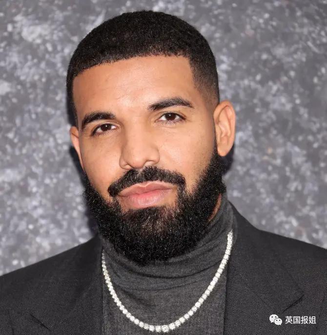 卡迪碧演出被观众泼饮料！她怒扔话筒反击，冲突画面火遍全网