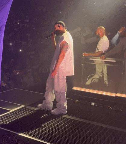 卡迪碧演出被观众泼饮料！她怒扔话筒反击，冲突画面火遍全网