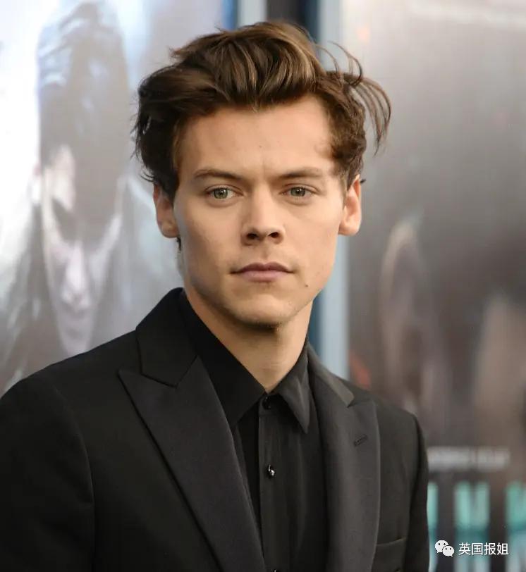 卡迪碧演出被观众泼饮料！她怒扔话筒反击，冲突画面火遍全网