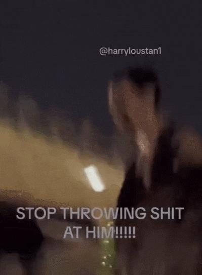 卡迪碧演出被观众泼饮料！她怒扔话筒反击，冲突画面火遍全网