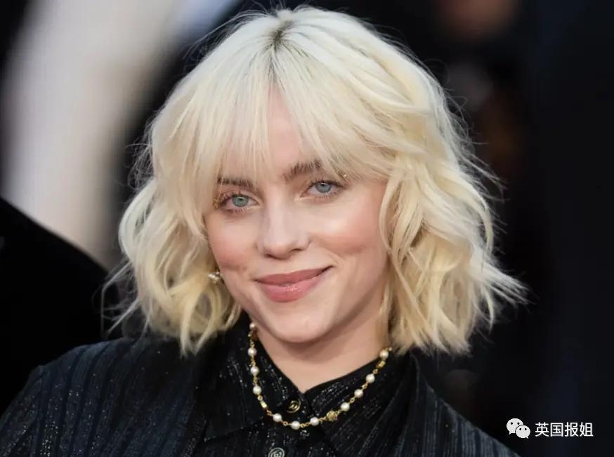 卡迪碧演出被观众泼饮料！她怒扔话筒反击，冲突画面火遍全网