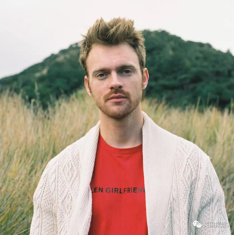 卡迪碧演出被观众泼饮料！她怒扔话筒反击，冲突画面火遍全网