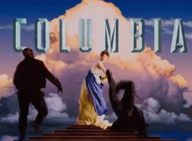 卡迪碧演出被观众泼饮料！她怒扔话筒反击，冲突画面火遍全网