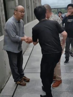 53岁窦唯现身美术馆，光头造型似爷爷辈，粉丝激动险下跪