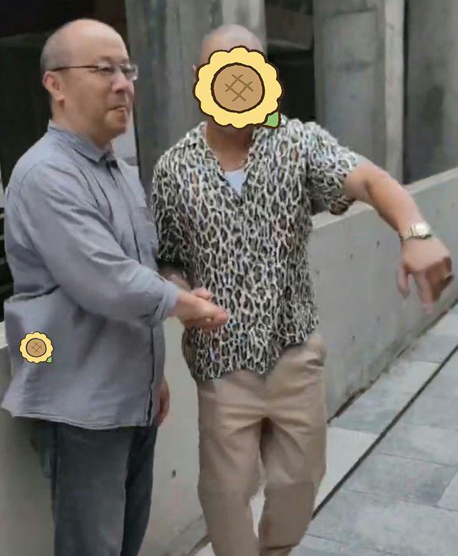 53岁窦唯现身美术馆，光头造型似爷爷辈，粉丝激动险下跪