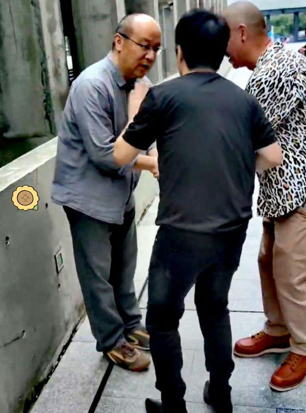 53岁窦唯现身美术馆，光头造型似爷爷辈，粉丝激动险下跪