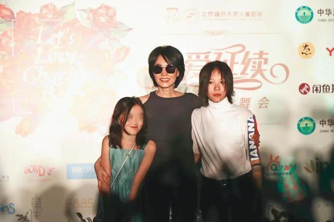 53岁窦唯现身美术馆，光头造型似爷爷辈，粉丝激动险下跪