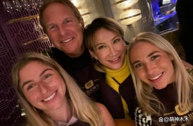 李玟追思会韩红送巨大花圈，粉丝自费买24个车站看板纪念