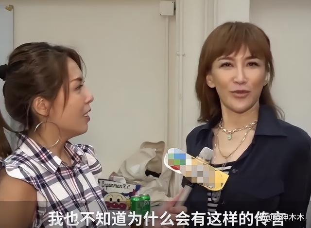 李玟追思会韩红送巨大花圈，粉丝自费买24个车站看板纪念