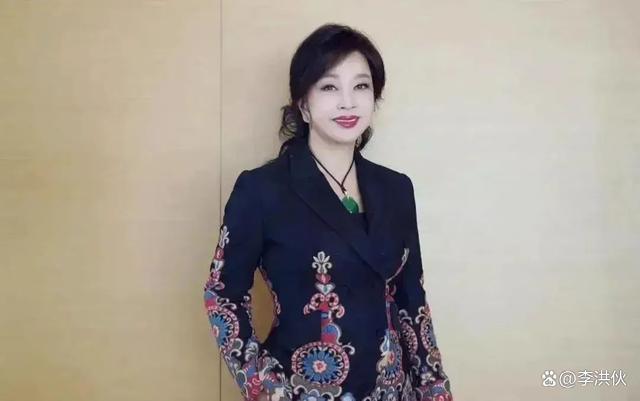 70岁刘晓庆回应演少女争议：我就这么年轻，演技也很棒