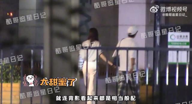 刘雯井柏然与李荣浩聚餐 结束后小情侣手牵手回家