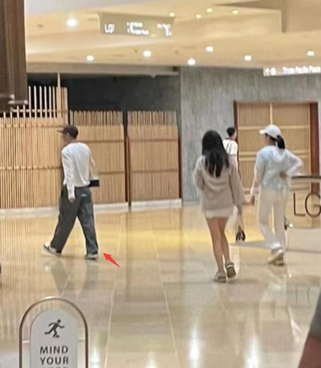 58岁张家辉逛街被偶遇，白发寸头造型吸睛