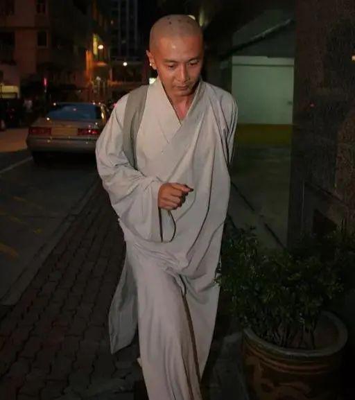 娱乐圈超级富二代，出家了…