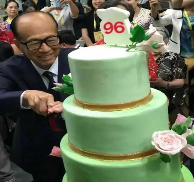 96岁李嘉诚庆生画面曝光，和员工一起庆祝俩儿子没现身