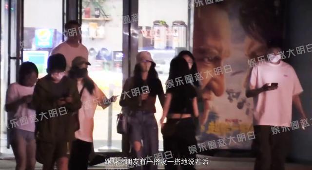 刘诗诗吴宣仪一起看电影 看完电影后兴奋热聊