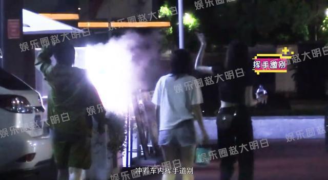 刘诗诗吴宣仪一起看电影 看完电影后兴奋热聊