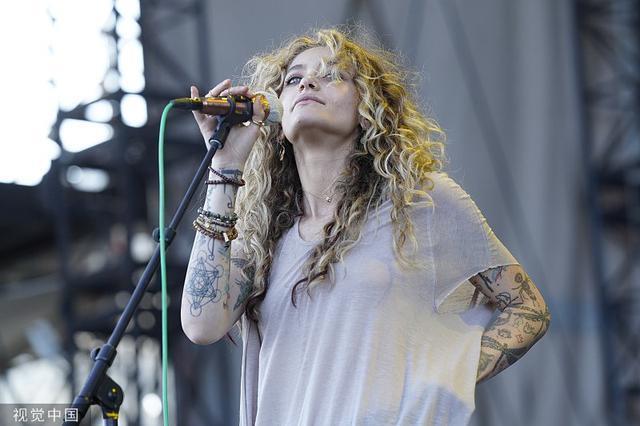 天王杰克逊女儿帕丽斯现身芝加哥表演 背吉他帅气有个性