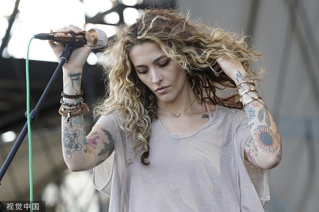 天王杰克逊女儿帕丽斯现身芝加哥表演 背吉他帅气有个性