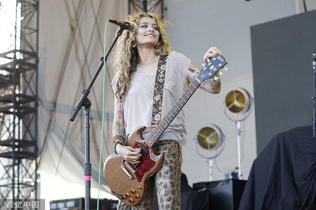 天王杰克逊女儿帕丽斯现身芝加哥表演 背吉他帅气有个性