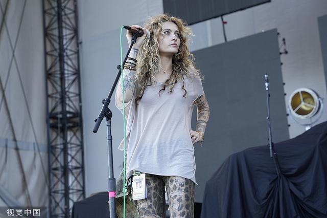 天王杰克逊女儿帕丽斯现身芝加哥表演 背吉他帅气有个性