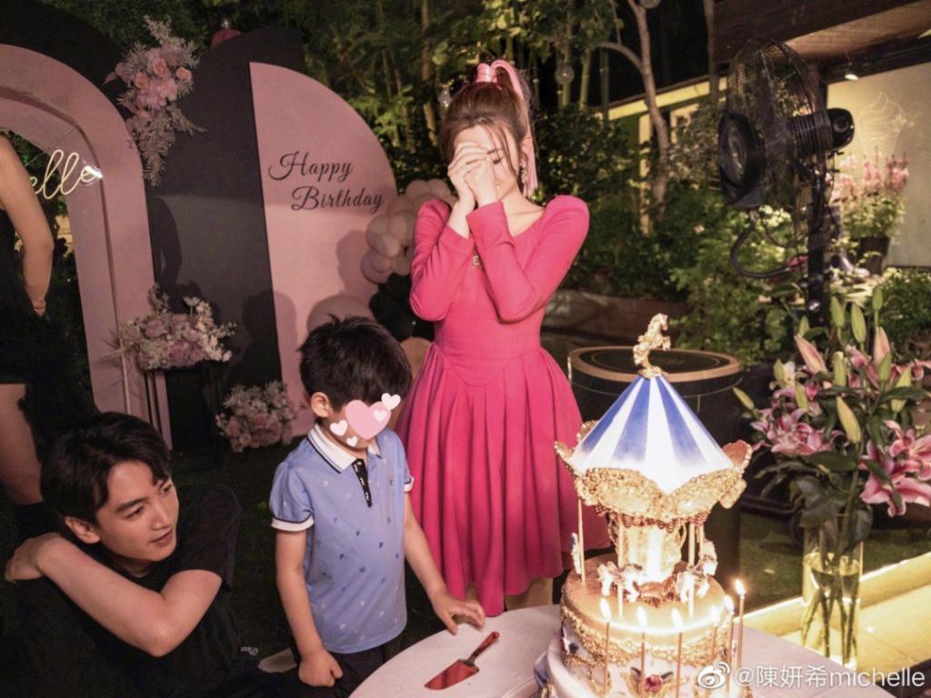 陈妍希带儿子瑞士度假，6岁小星星玩滑车和陈晓如复制粘贴