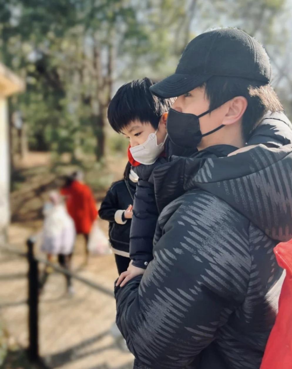 陈妍希带儿子瑞士度假，6岁小星星玩滑车和陈晓如复制粘贴