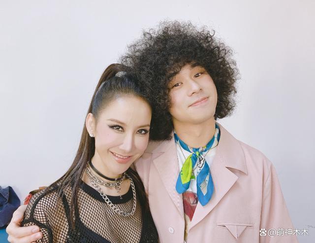 李玟追思会现场曝光，花篮挽联堆满地，陶喆张惠妹纷纷送花篮