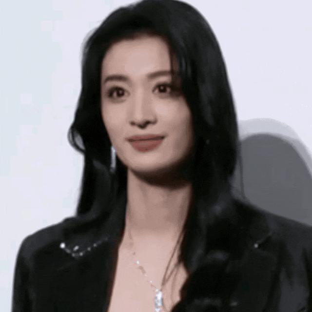 骂素人老巫婆，她这是疯了？