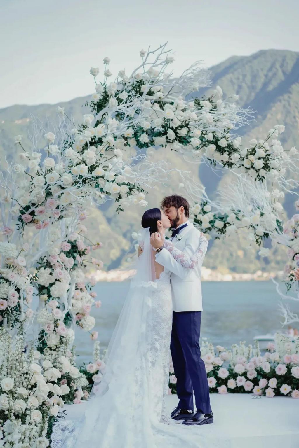 甄子丹汪诗诗补办婚礼，一窥这对cp牵起的神秘港圈交际网