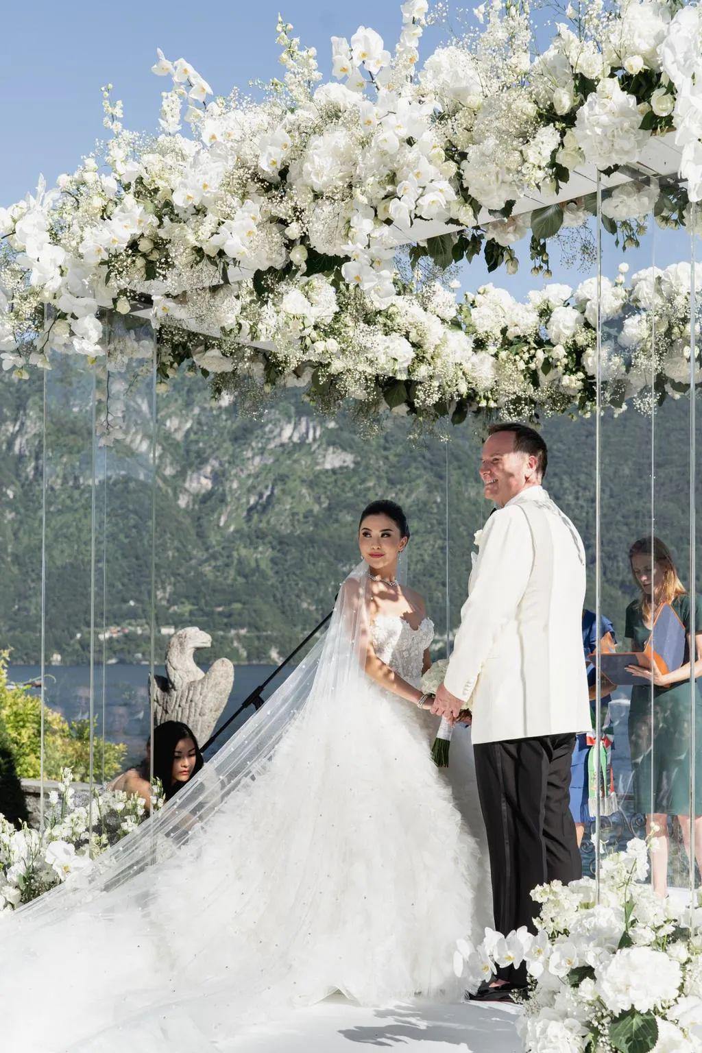 甄子丹汪诗诗补办婚礼，一窥这对cp牵起的神秘港圈交际网