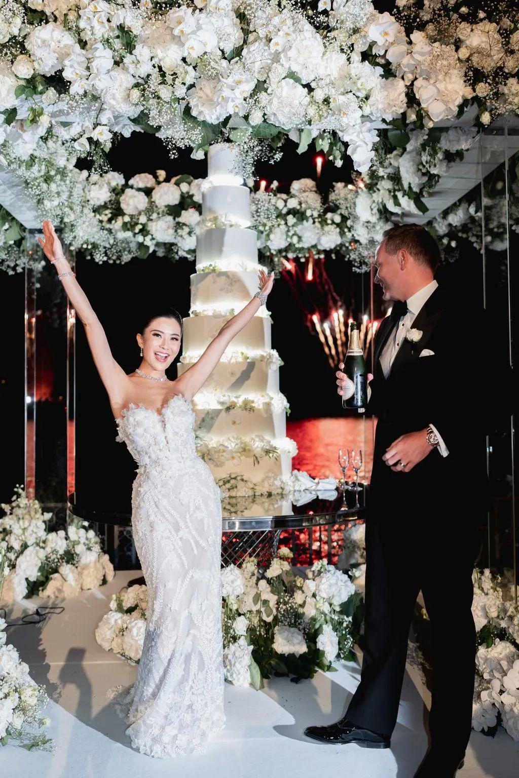 甄子丹汪诗诗补办婚礼，一窥这对cp牵起的神秘港圈交际网