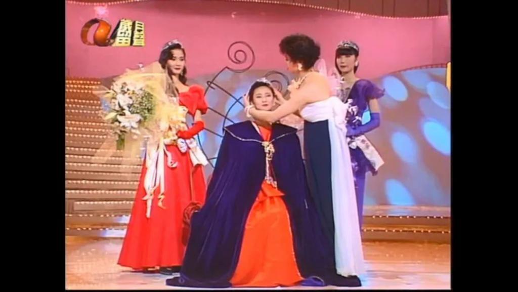 甄子丹汪诗诗补办婚礼，一窥这对cp牵起的神秘港圈交际网