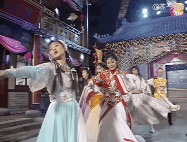 甄子丹汪诗诗补办婚礼，一窥这对cp牵起的神秘港圈交际网