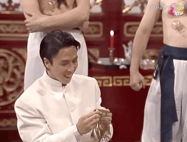 甄子丹汪诗诗补办婚礼，一窥这对cp牵起的神秘港圈交际网