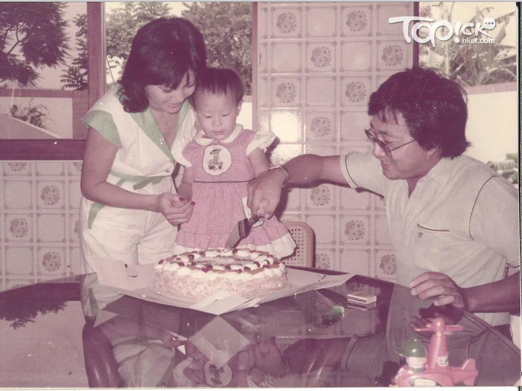 甄子丹汪诗诗补办婚礼，一窥这对cp牵起的神秘港圈交际网