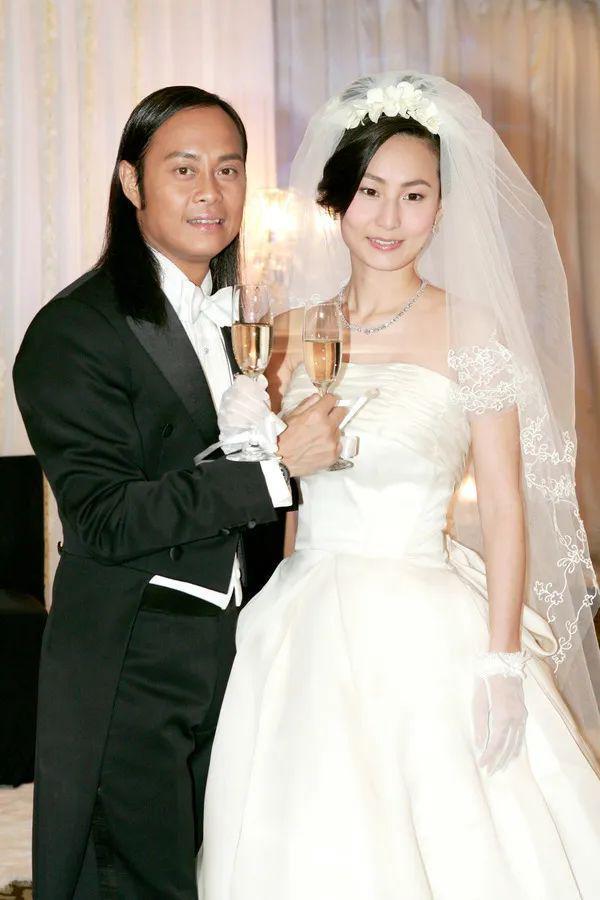 甄子丹汪诗诗补办婚礼，一窥这对cp牵起的神秘港圈交际网