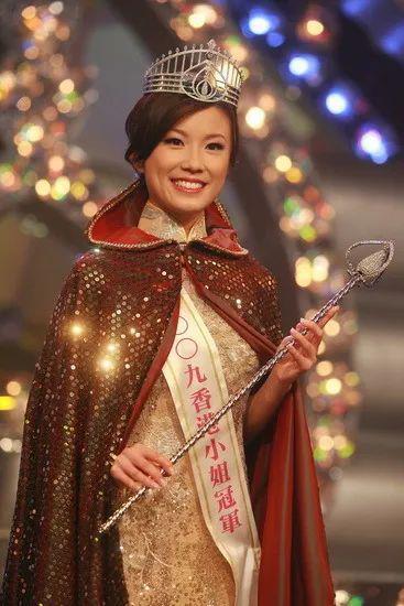 甄子丹汪诗诗补办婚礼，一窥这对cp牵起的神秘港圈交际网