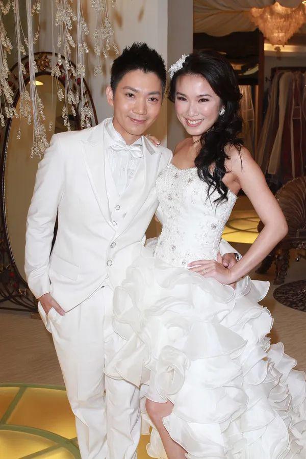 甄子丹汪诗诗补办婚礼，一窥这对cp牵起的神秘港圈交际网