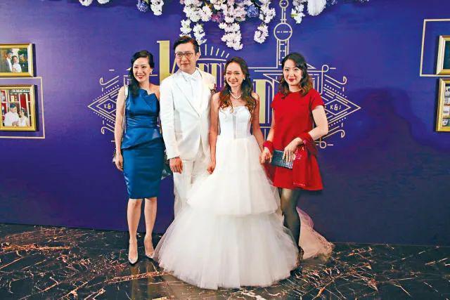 甄子丹汪诗诗补办婚礼，一窥这对cp牵起的神秘港圈交际网