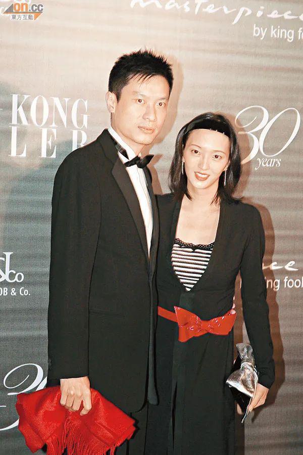 甄子丹汪诗诗补办婚礼，一窥这对cp牵起的神秘港圈交际网