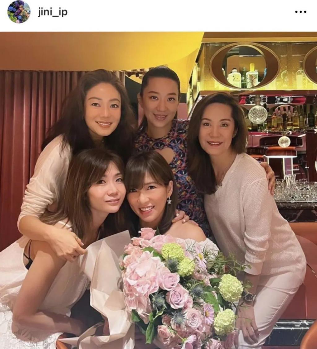 甄子丹汪诗诗补办婚礼，一窥这对cp牵起的神秘港圈交际网