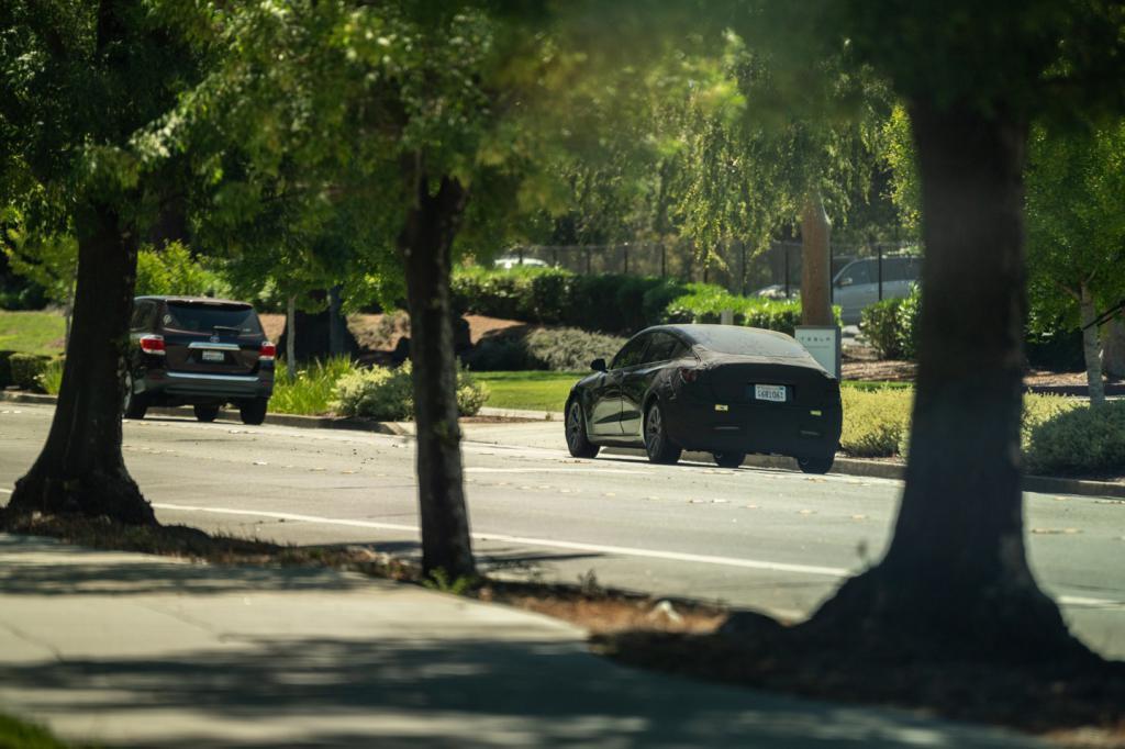 改款特斯拉 Model 3 再现身，前保险杠有升级