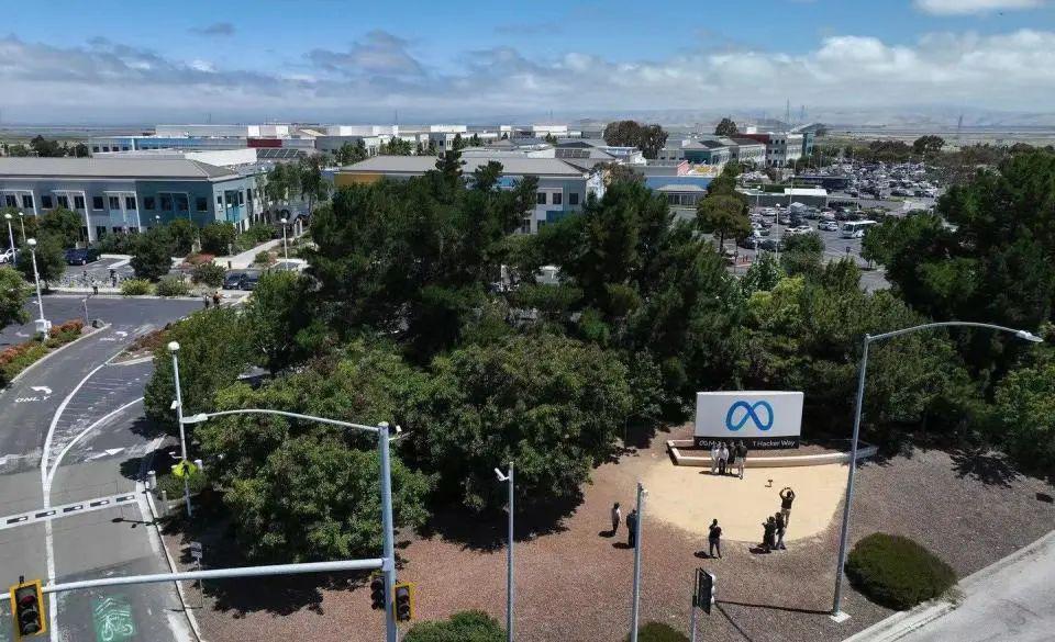 50个程序员   3个PM   3个设计，打爆马斯克