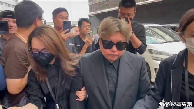 李玟丈夫Bruce与女儿乘车抵达灵堂 韩红萧亚轩现身悼念