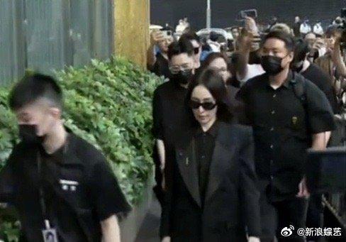 李玟丈夫Bruce与女儿乘车抵达灵堂 韩红萧亚轩现身悼念