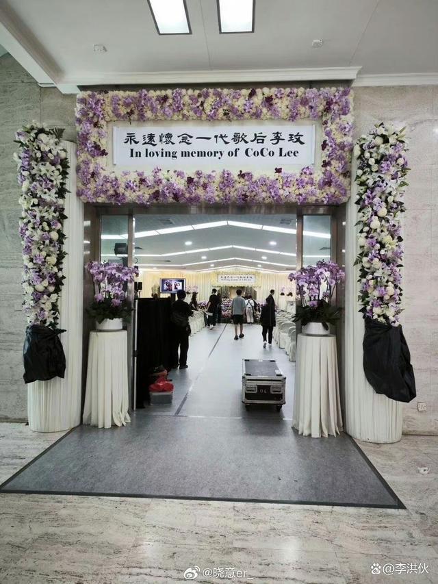 李玟葬礼：公交站牌换成她的海报，悉尼飘“CoCo李”云朵
