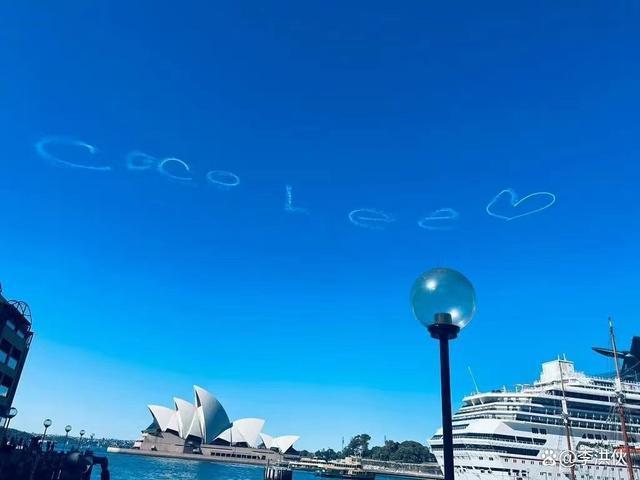 李玟葬礼：公交站牌换成她的海报，悉尼飘“CoCo李”云朵