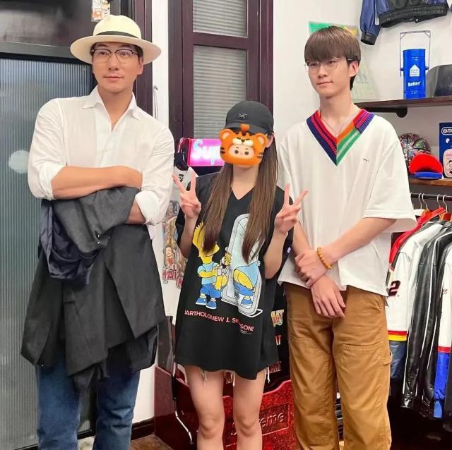 张亮带着妻子寇静陪同，偶然在街上遇到了他们15岁的儿子。这位年轻的小伙子天天看起来既帅气又有型，身高接近1.9米。