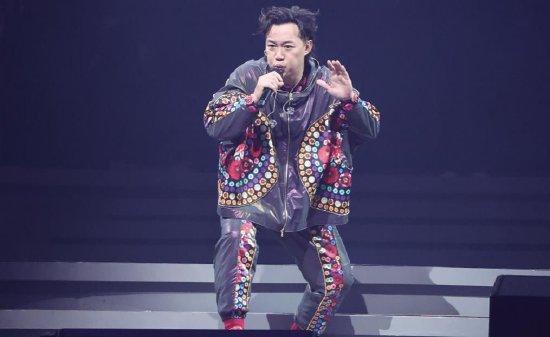 歌迷拒绝听《孤勇者》并离场，陈奕迅宣布若不听就会离开。